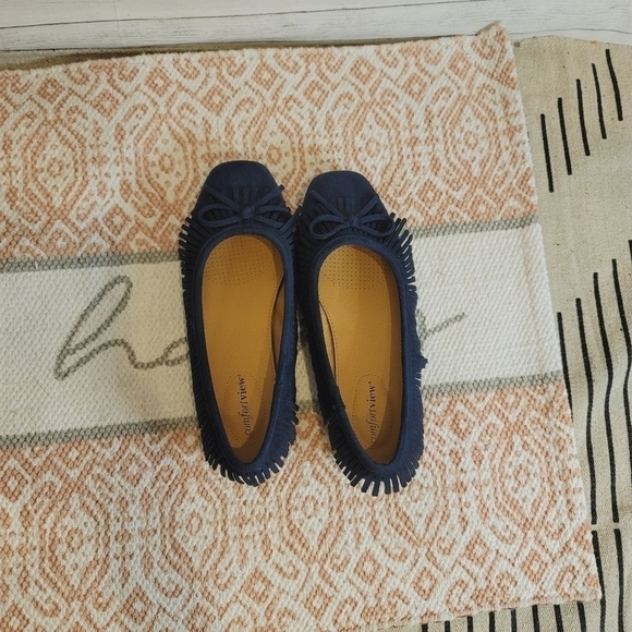 Comfortview Faux Suede Navy Flats, w Moccasin Fringe Details, Size 8 - Picture 5 of 7